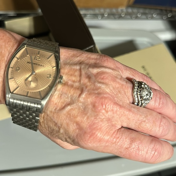 Vintage Burberry ladies watch. EUC box and original paperwork. Stainless band - Picture 11 of 13